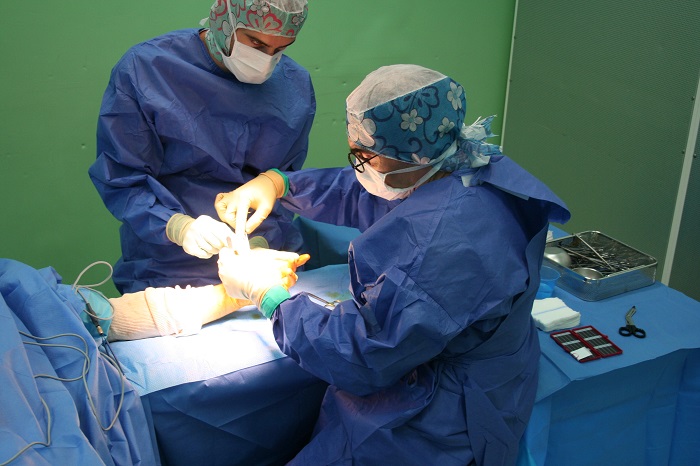 Le Dr Siret en intervention sur une main