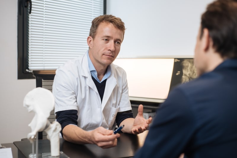 Le Docteur Charles Catier, chirurgien spécialiste de la prothèse de genou à Rennes.